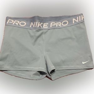 Nike Pro
Women's 3" Shorts Plus size